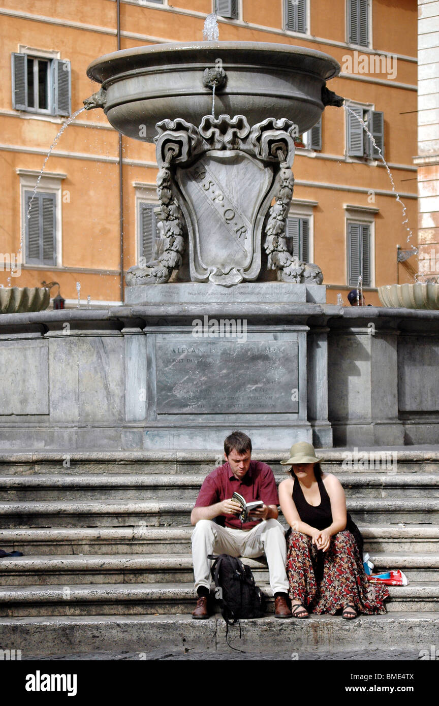 Touristen haben eine Pause auf Schritte von alten Brunnen Rom Stockfoto
