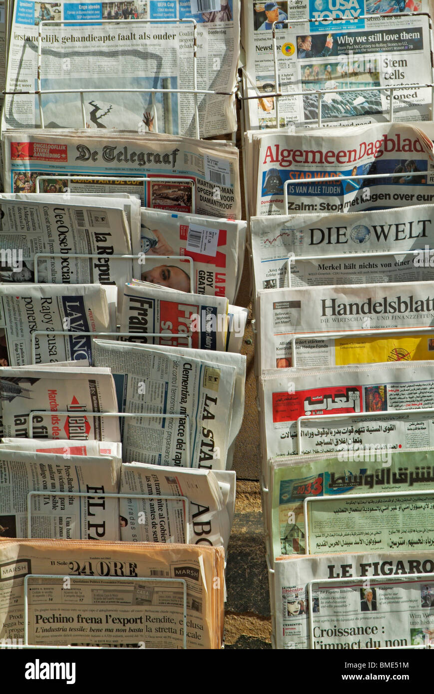 Internationale Pressezeitungen werden an einem Zeitungsstand in einem Zeitungsladen in einem britischen Stadtzentrum verkauft Stockfoto