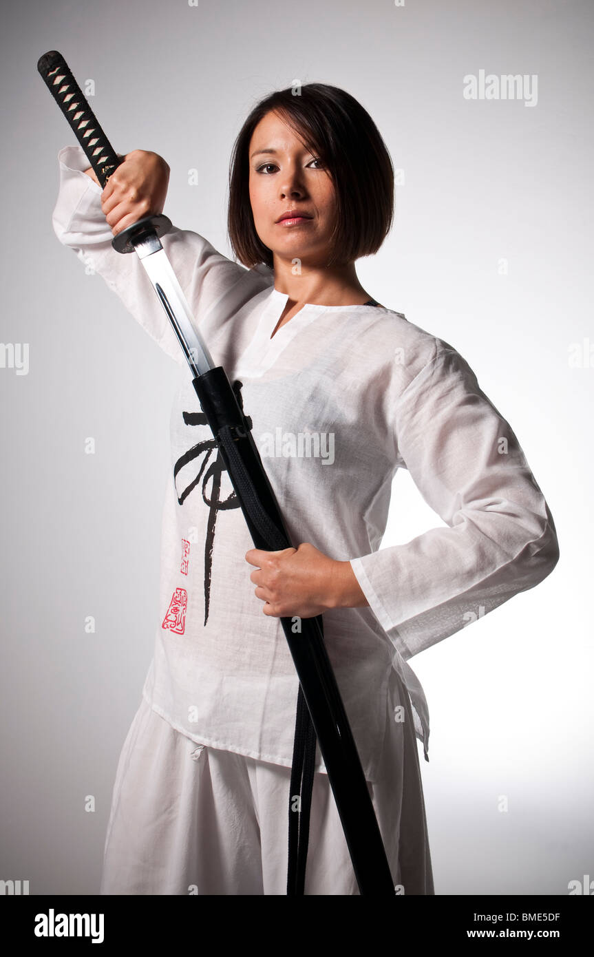 Weibliche Kampfkünstler Katana schwingenden Stockfoto