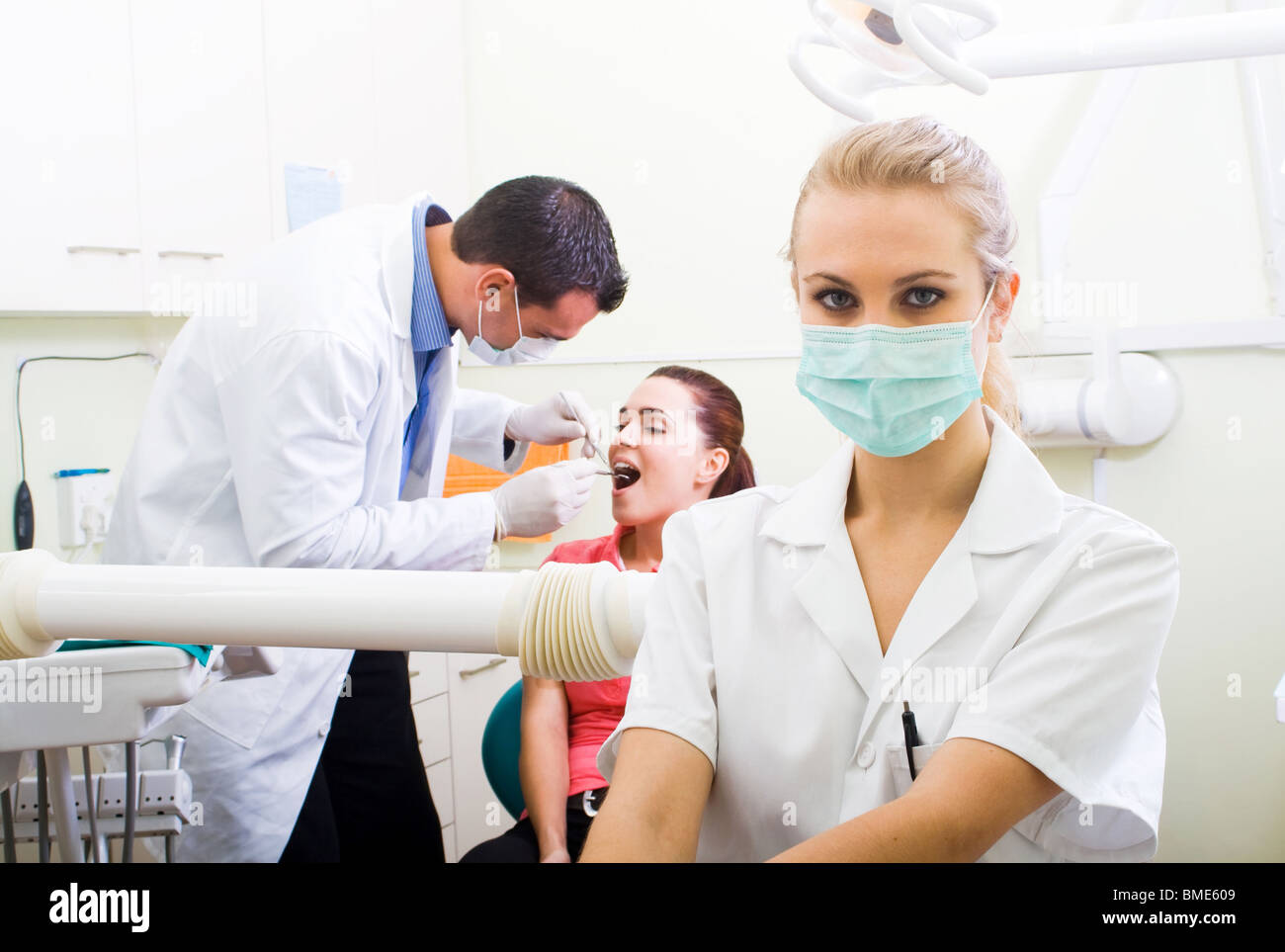 Zahnmedizinische Assistentin in der Zahnarztpraxis Stockfoto