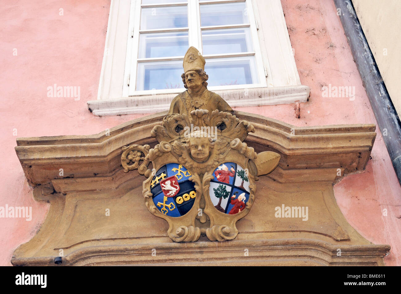 Plastische Details über dem Eingang der alten Gebäude, Praga, Prag, Tschechische Republik, Ost-Europa Stockfoto