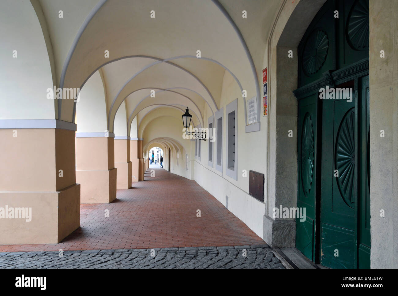 Altbauwohnung mit Bogen und grüne Tür, Praga-Prag-Tschechische Republik-Ost-Europa Stockfoto
