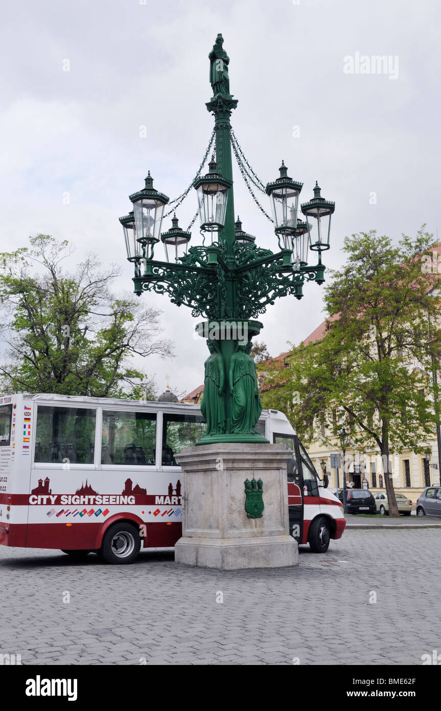 Alte Laterne mit Skulptur, Praga-Prag-Tschechische Republik-Ost-Europa Stockfoto
