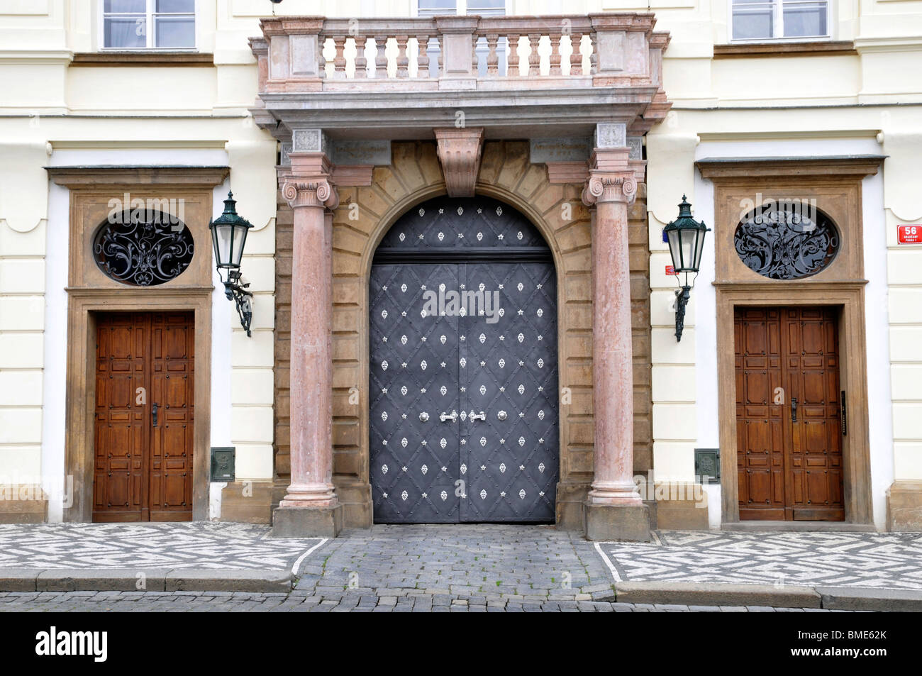 Eingang mit Tor und zwei Holztüren, Prag, Tschechische Republik East Europe Stockfoto