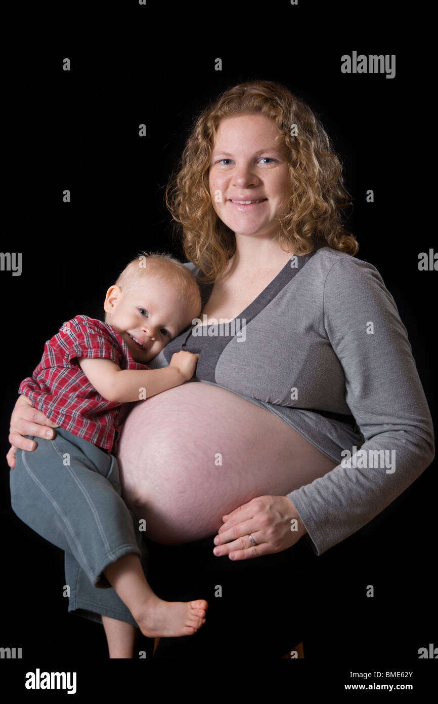Schwangere Mutter mit 18 Monate alten Sohn, Mama ist volle Amtszeit. Stockfoto