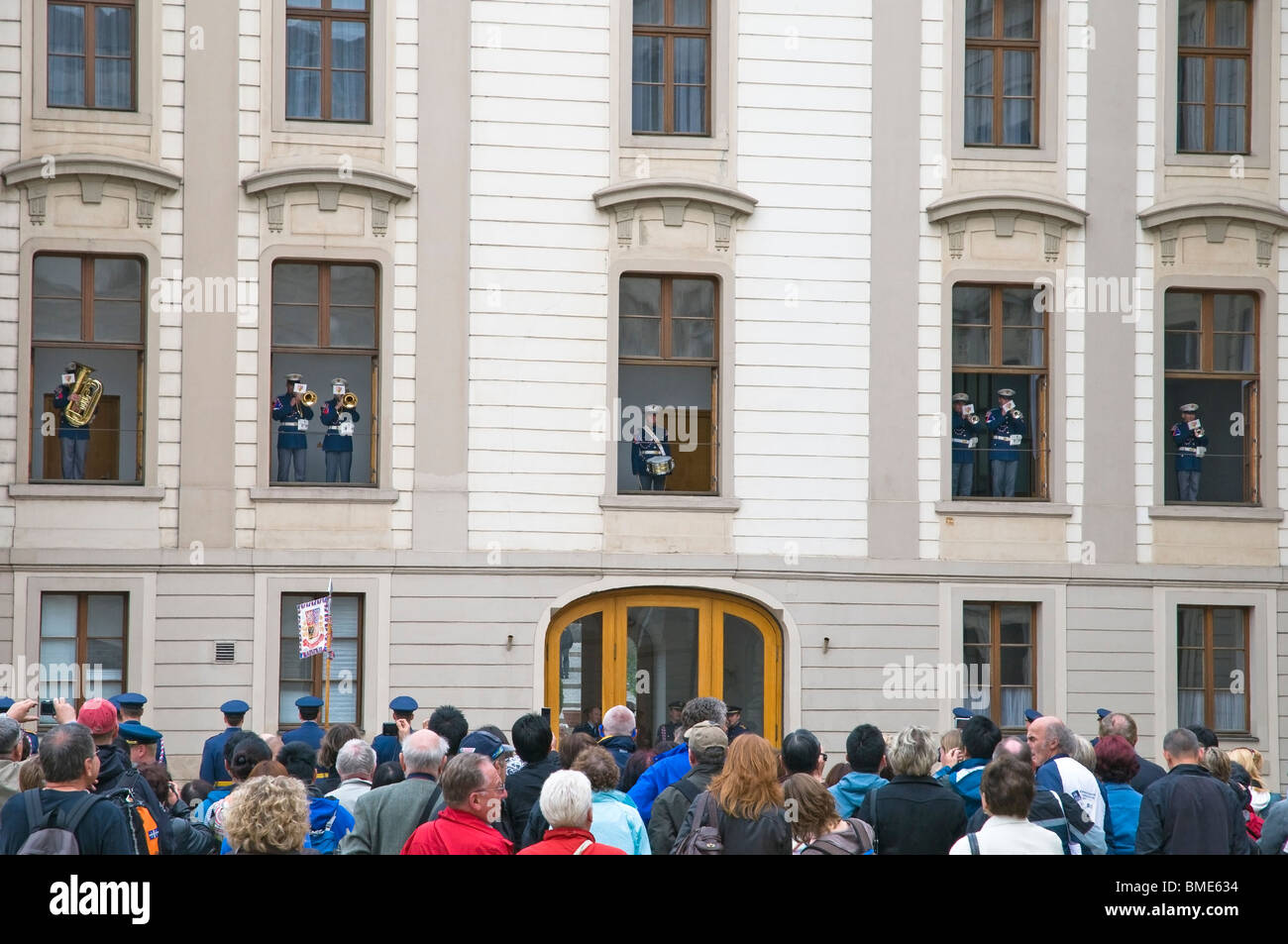 Militärische Brass Band spielen beim Ändern wachen, Prager Burg, Tschechien, Ost Europa Stockfoto