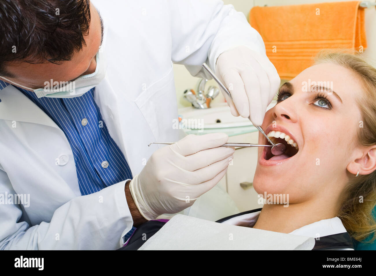 Zahnarzt und Patient in der Zahnarztpraxis Stockfoto