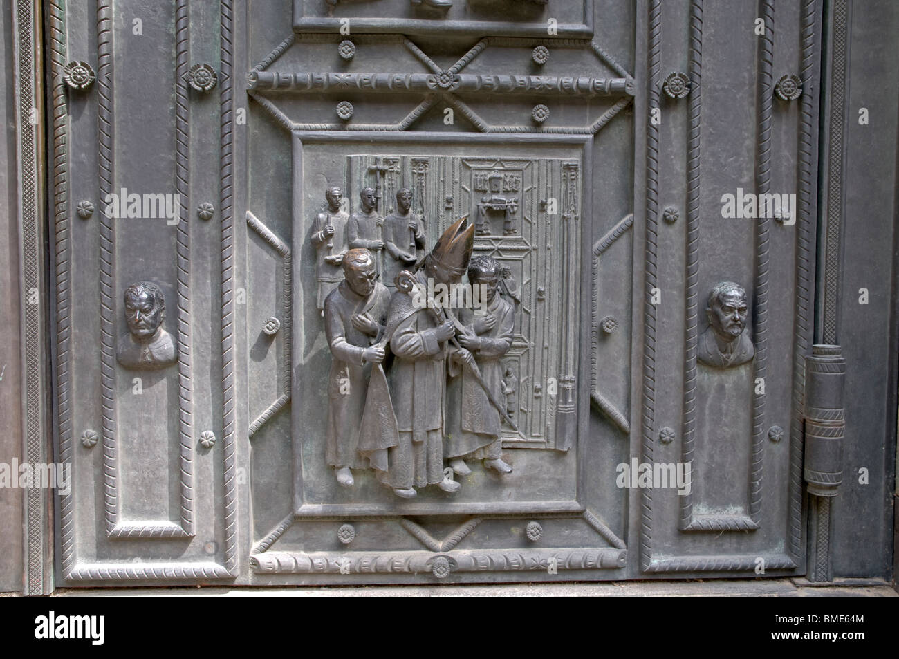 Detail der gotische vorderen Portal Tür, St. Vitus Kathedrale, Prag-Tschechische Republik-Ost-Europa Stockfoto