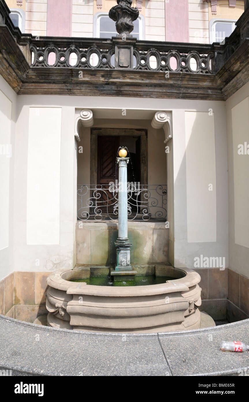 Brunnen an einem der Eingänge zu den alten königlichen Palast, Praga Prag Tschechische Republik Europa Stockfoto
