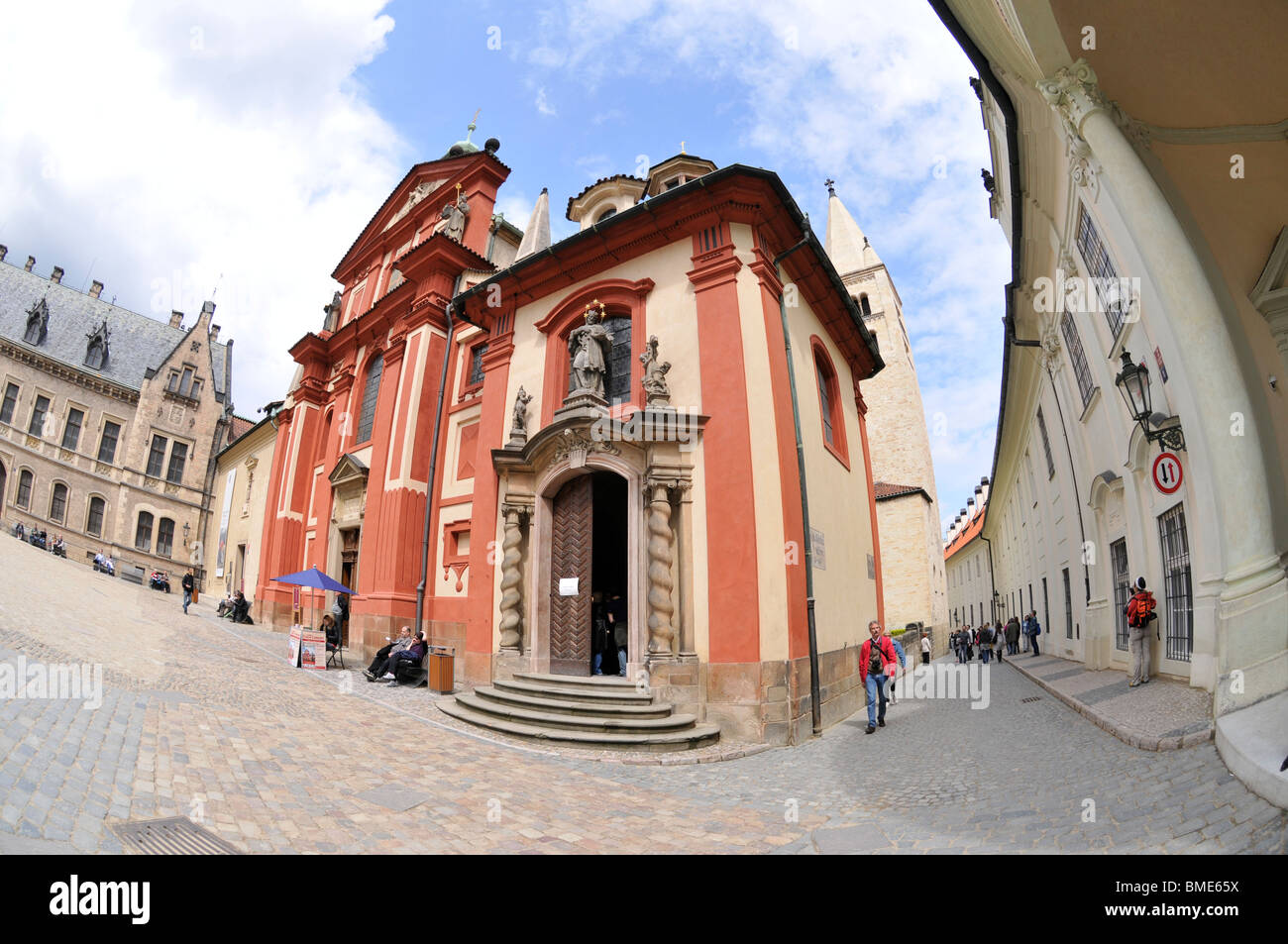 Fish Eye auf St. George's Basilika auf der Prager Burg, Prag, Tschechien, Ost Europa Stockfoto