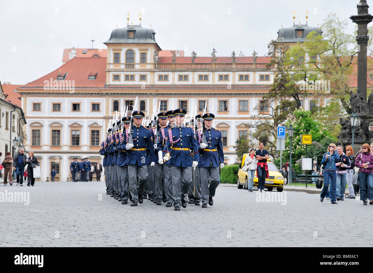 Ändern der Wachen, die Prager Burg, Prag, Tschechien, Ost Europa Stockfoto
