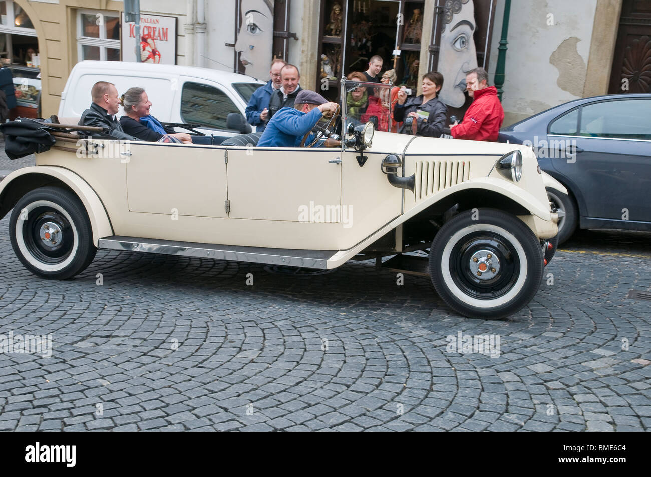 Die Leute, die durch weiße Antique Car, Prag, Tschechien, Ost Europa Stockfoto