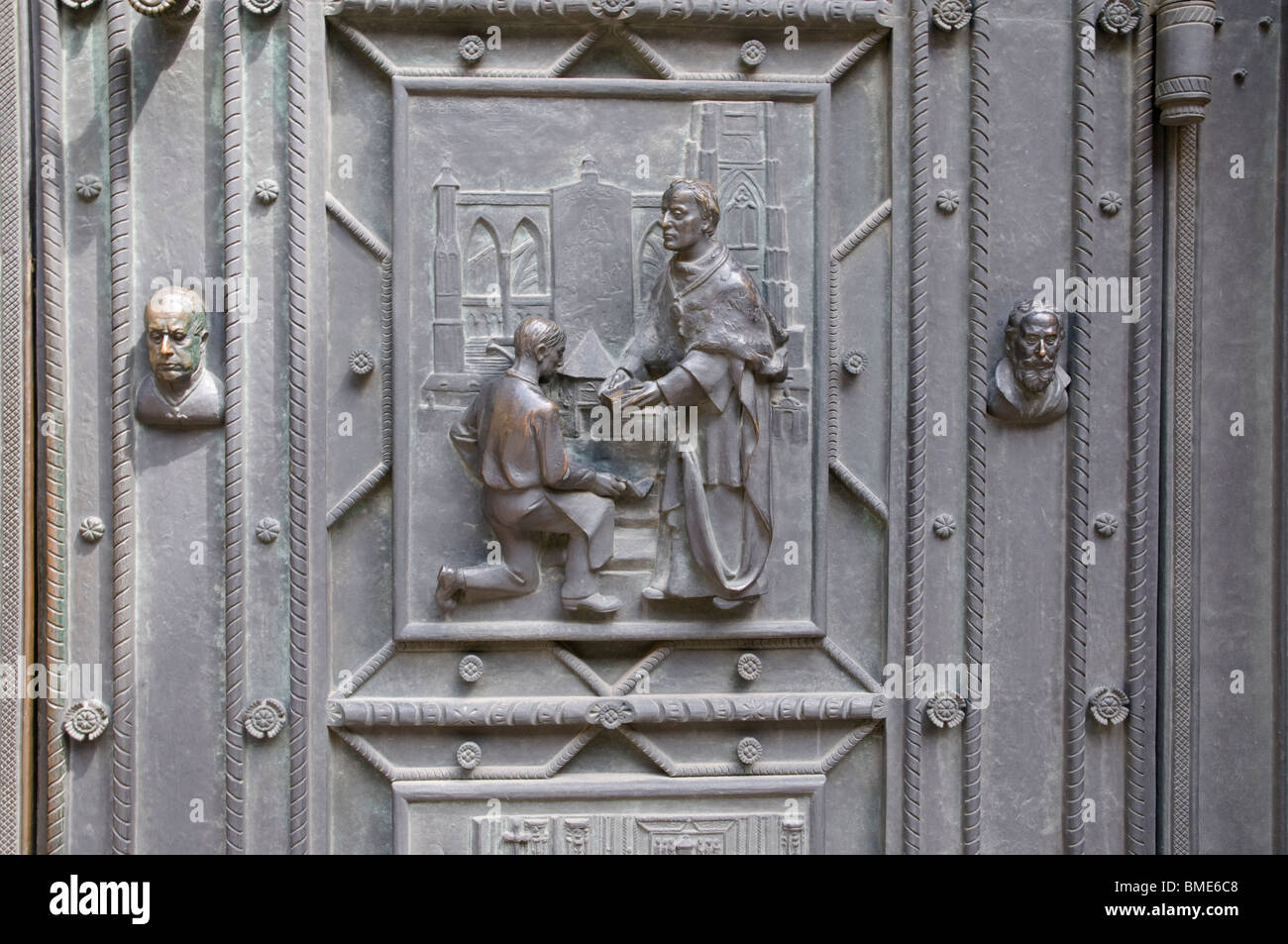 Detail der gotische vorderen Portal Tür, St. Vitus Kathedrale, Prag-Tschechische Republik-Ost-Europa Stockfoto