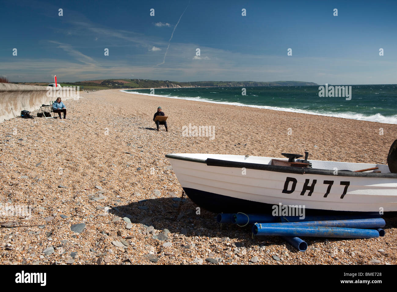 Großbritannien, England, Devon, Torcoss, Amateur-Künstler auf Slapton Sands skizzieren Boot am Strand Stockfoto