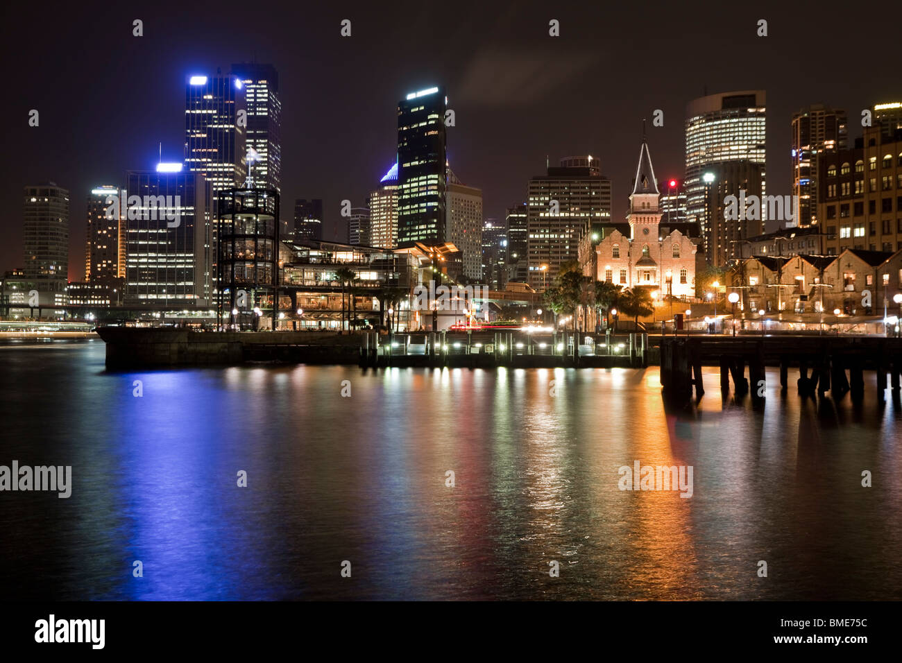 Sydney CBD in der Nacht vom kreisförmigen Schlüssel Stockfoto