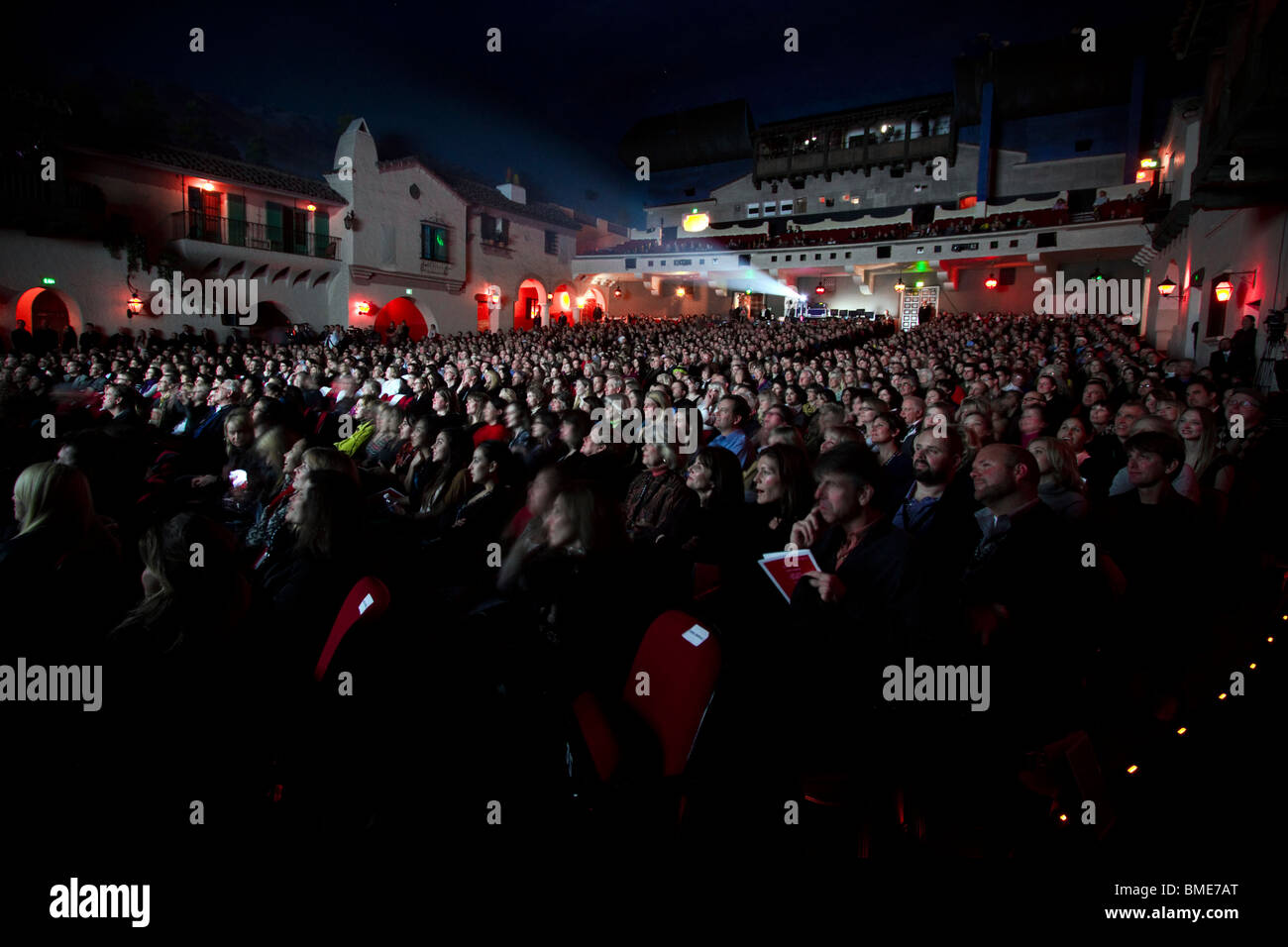 Eine Menge von Kinobesuchern besuchen ein Screening auf dem Arlington-Theater in Santa Barbara, Kalifornien. (Foto: Scott London) Stockfoto
