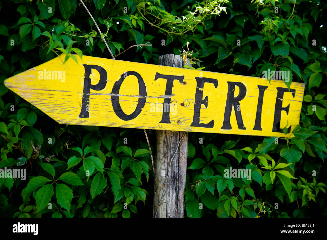 Gelber Pfeil-Symbol Stockfoto