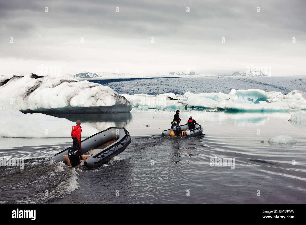 Aufblasbare Boote im Meer Stockfoto