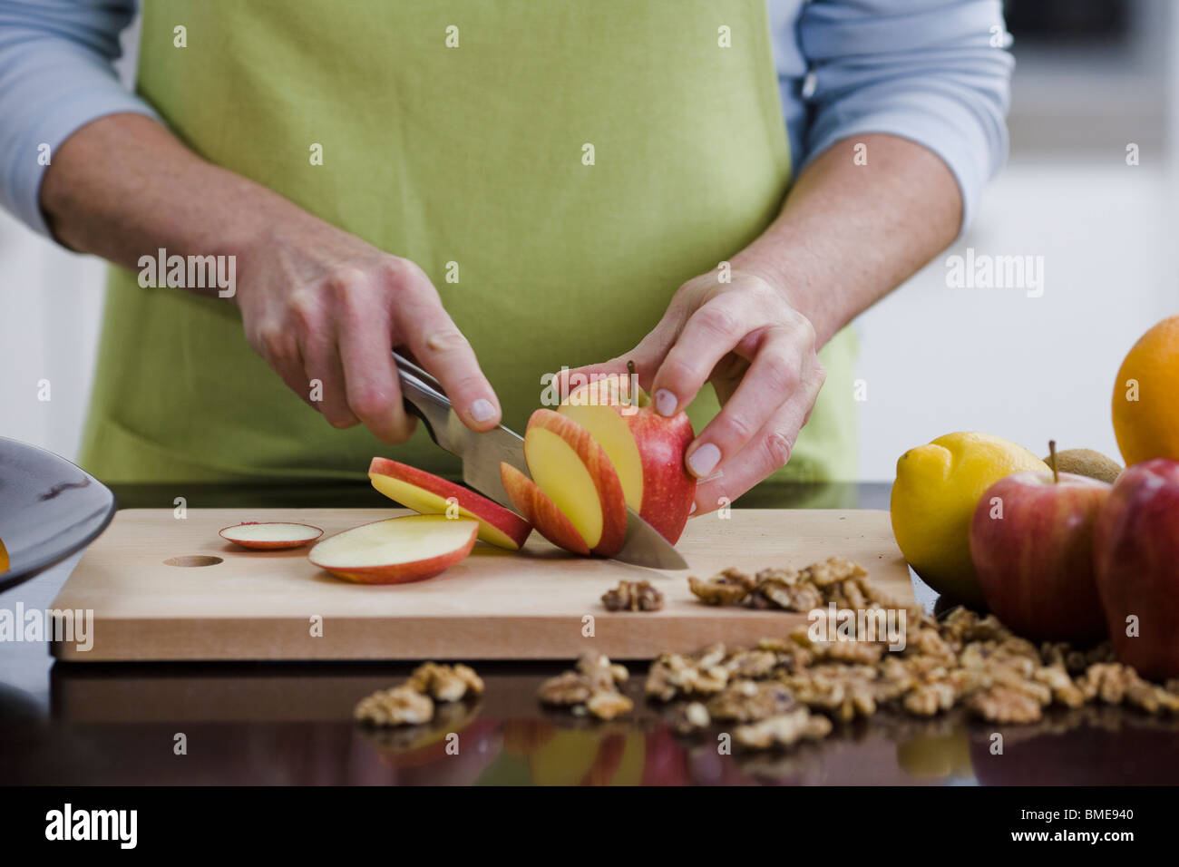 Frau macht einen Obstsalat, Schweden. Stockfoto