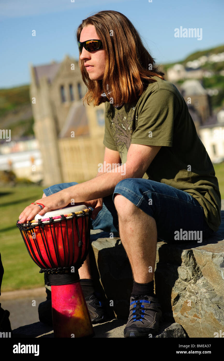 Aberystwyth Universitätsstudent spielen Trommel im Freien an einem Sommernachmittag am Ende der Laufzeit nach Prüfungen abgeschlossen sind, Wales UK Stockfoto
