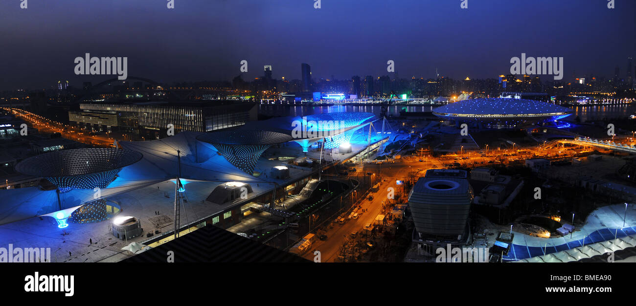 Pavillons in der Zone B in der Nacht, 2010 Shanghai World Expo Park, Pudong, Shanghai, China Stockfoto