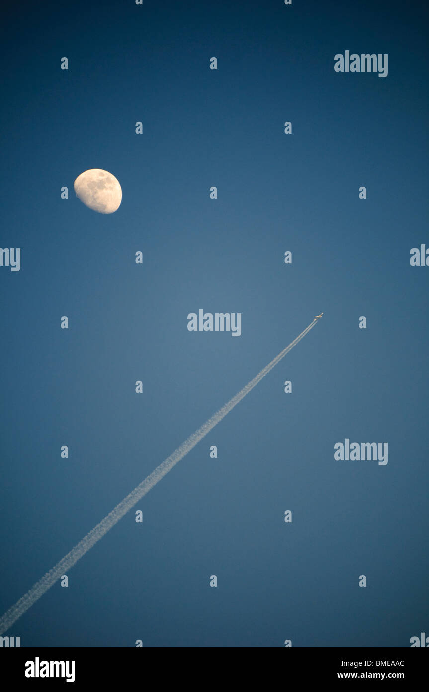 Jet Air Flugzeug Kondensstreifen und Halbmond Stockfoto