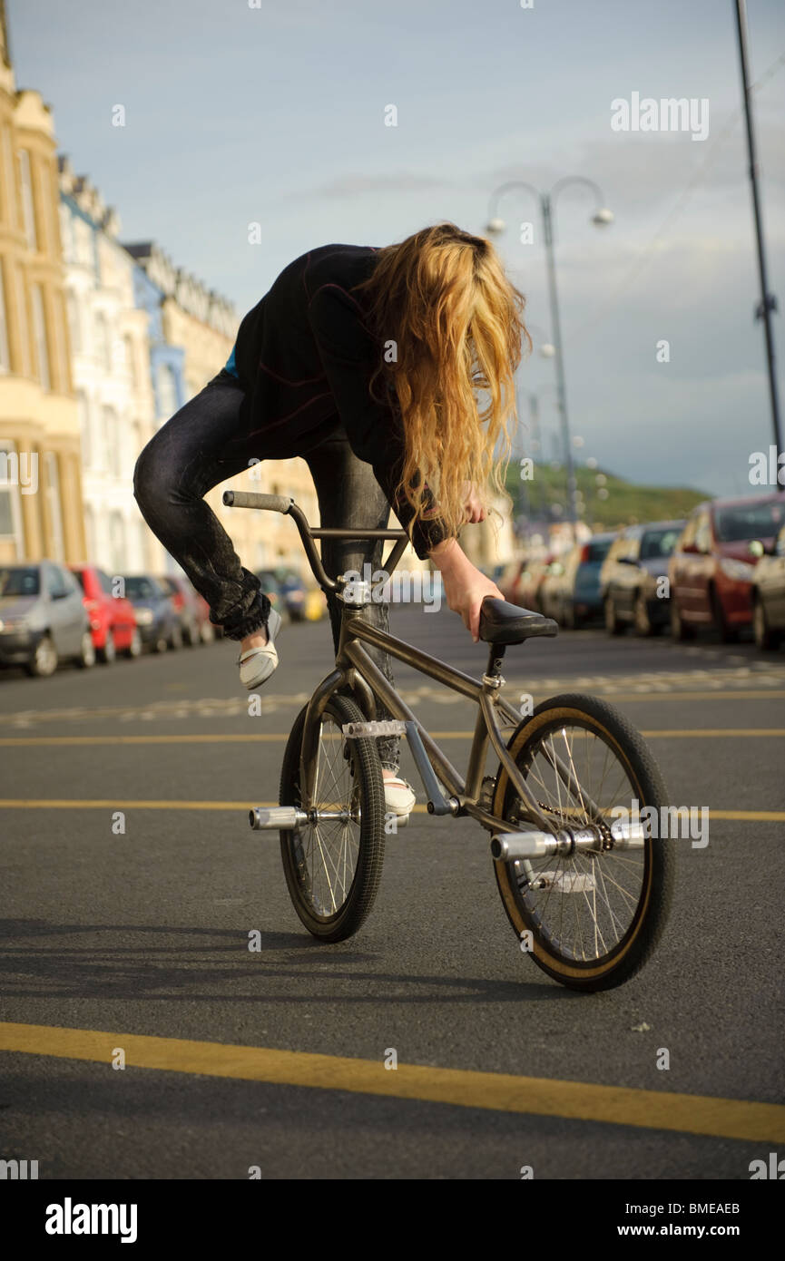 BMX Flatland Freestyle Stunt Fahrer junge Frau Durchführung Stunts auf ...