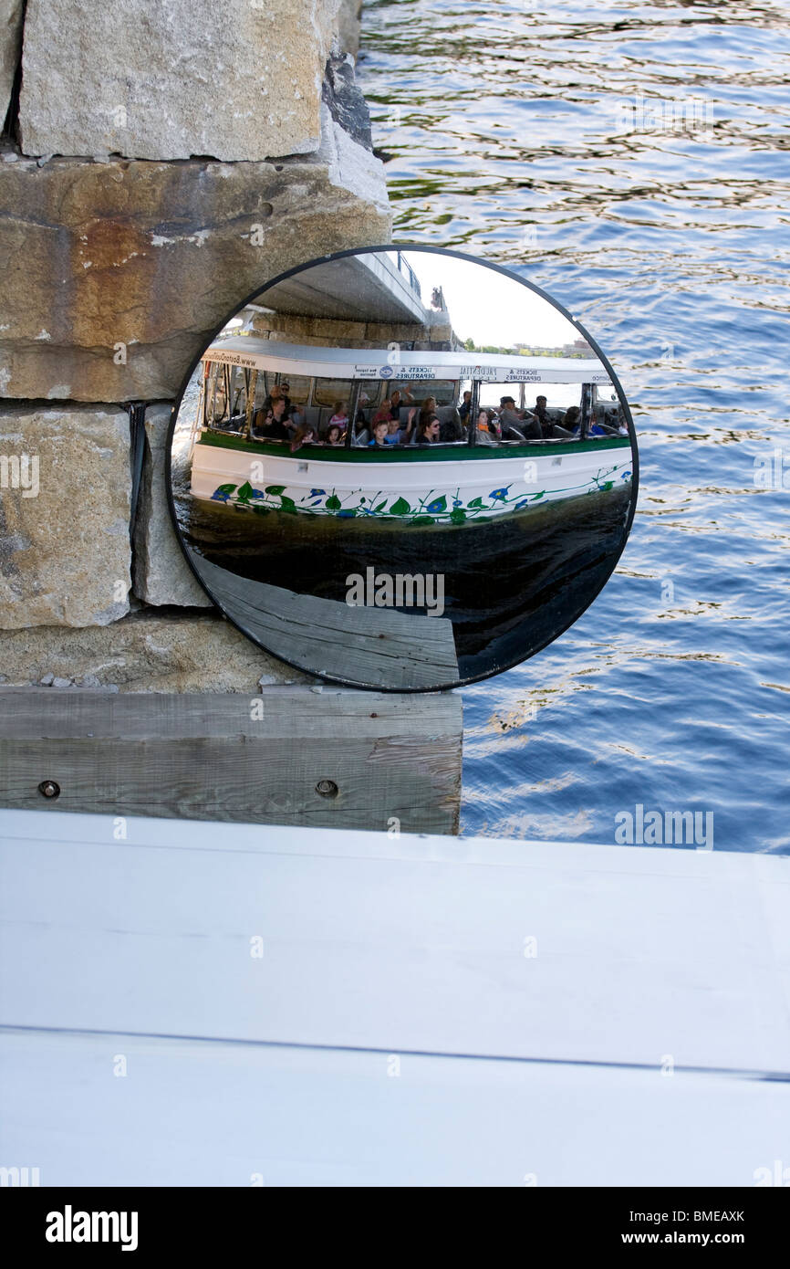 Reflexionsphase Ente Boot 'Arborway Alex' geht unter einer Brücke in einem konvexen Spiegel verzerrt. Stockfoto
