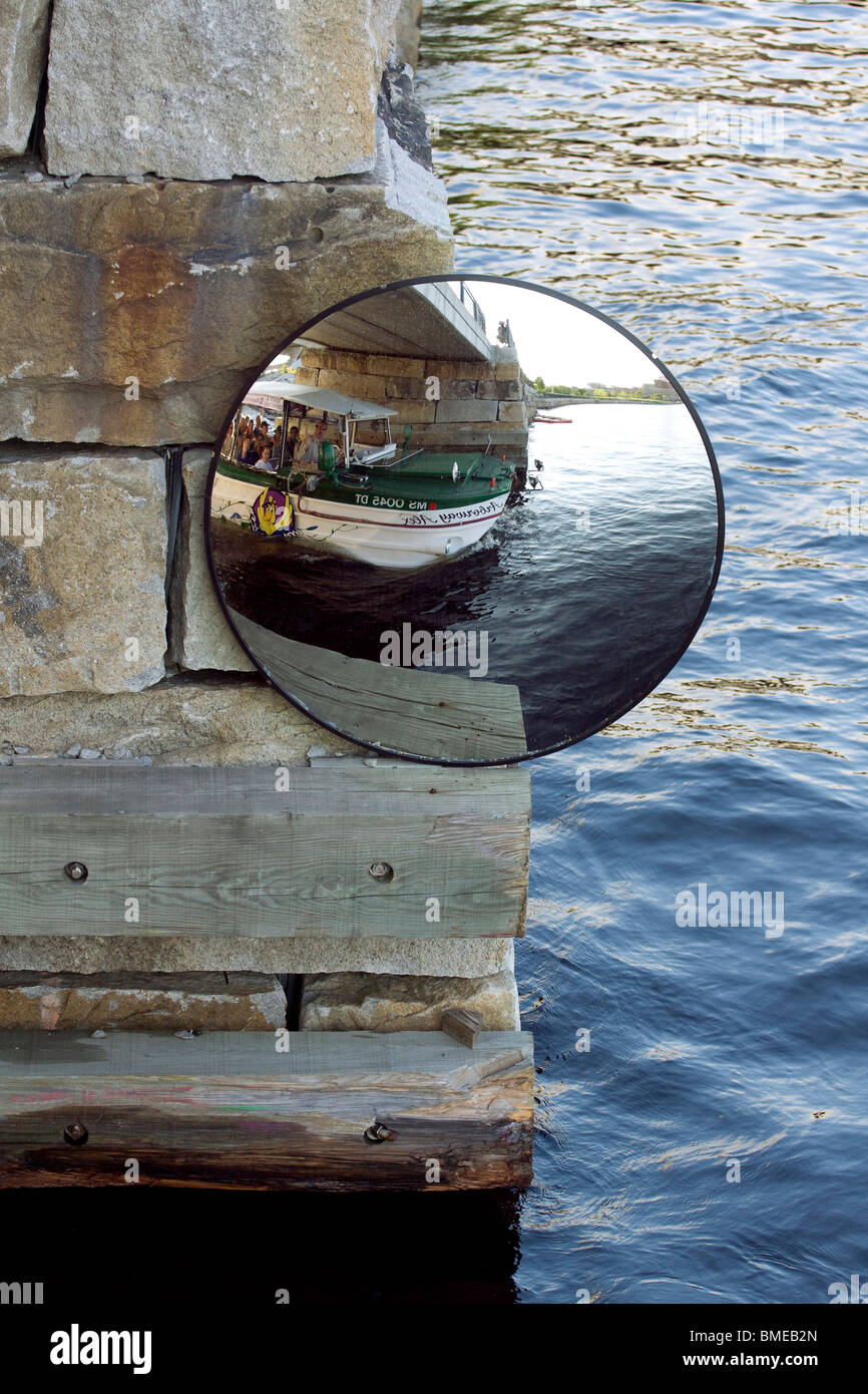 Reflexionsphase Ente Boot 'Arborway Alex' geht unter einer Brücke in einem konvexen Spiegel verzerrt. Stockfoto