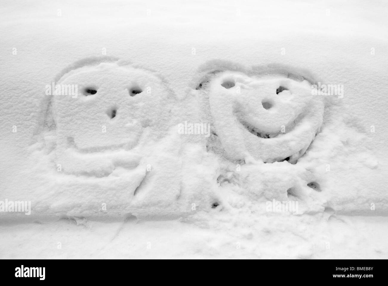 Zwei Smileys im Schnee Stockfoto