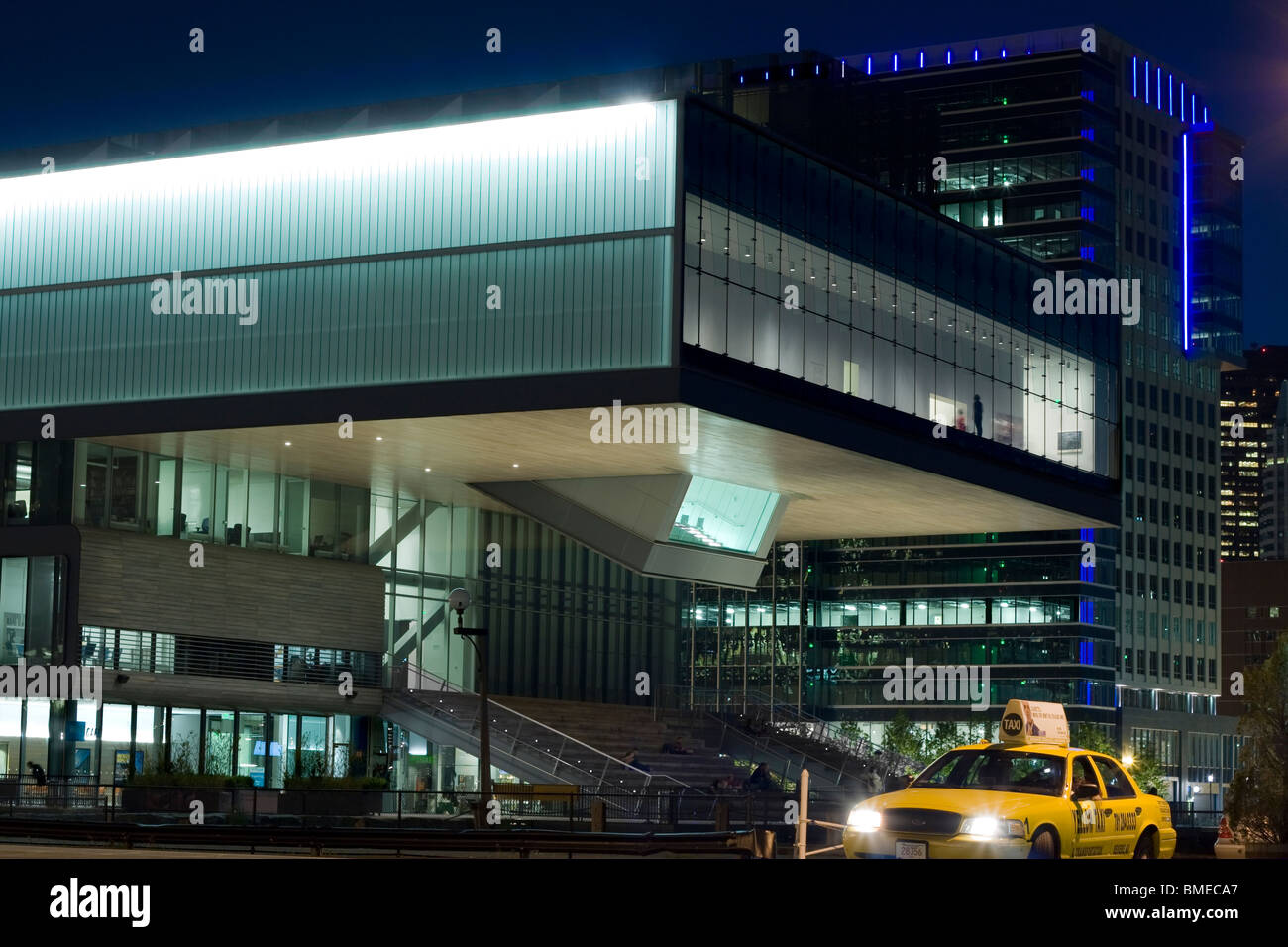 Institute of Contemporary Art in Boston, Massachusetts mit dem Taxi Cab warten in der Nacht. Stockfoto