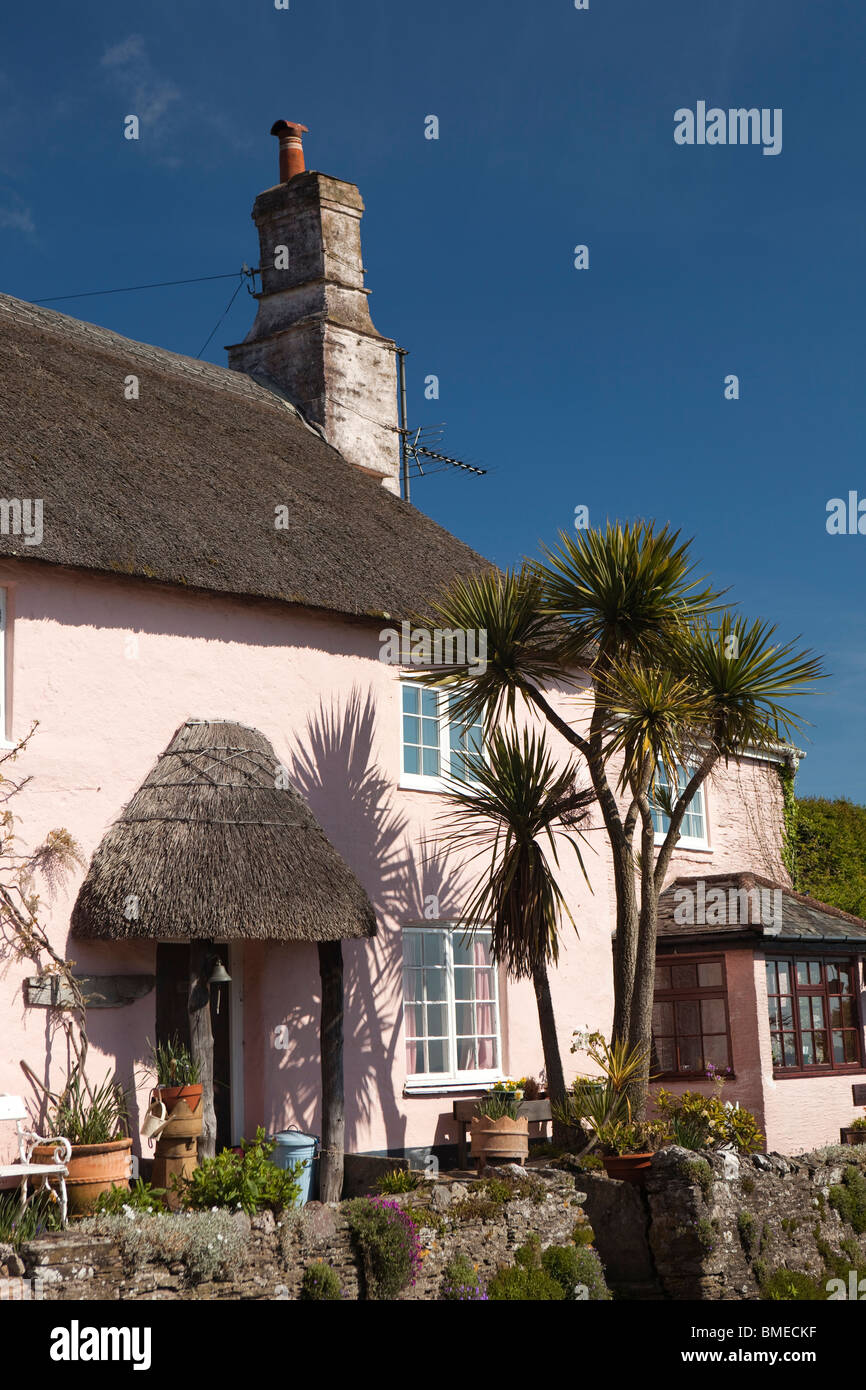 Großbritannien, England, Devon, Strete, idyllischen Pastell gemalt Reetdachhaus mit Blick aufs Meer Stockfoto