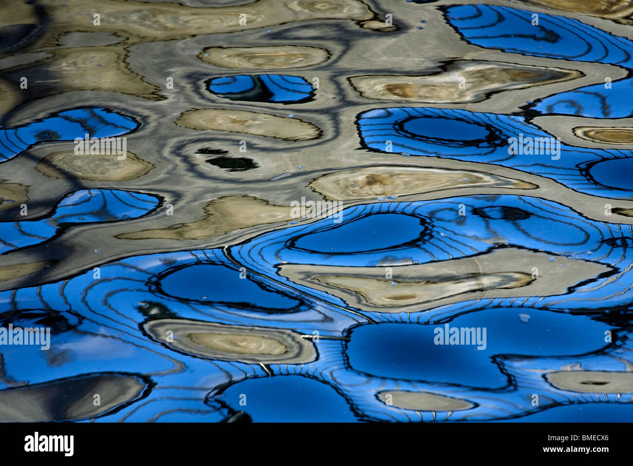 Abstrakte Spiegelbild auf der Wasseroberfläche. Stockfoto