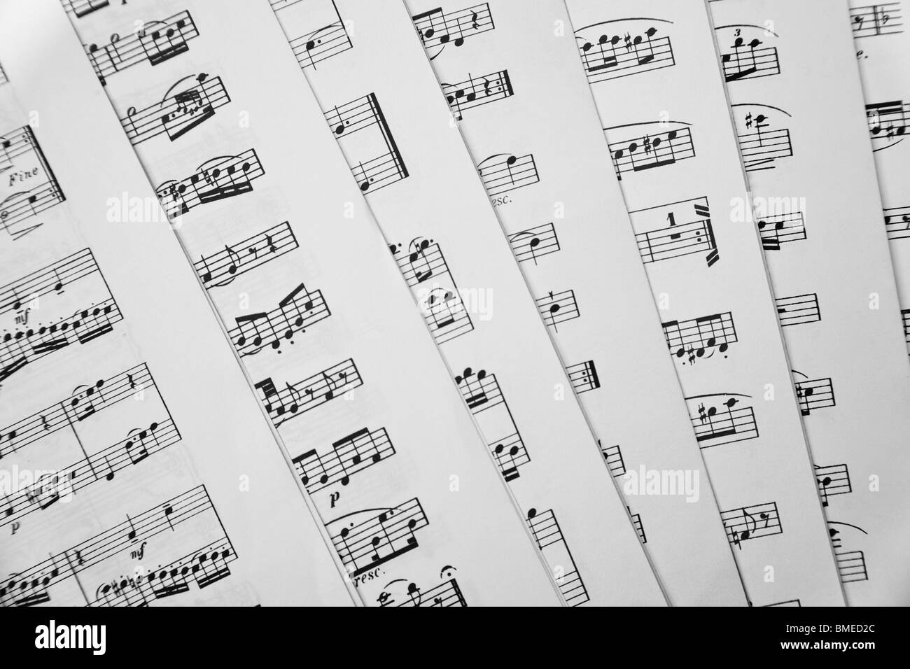 Schuss von sieben verstreuten Noten Musikbücher. Stockfoto