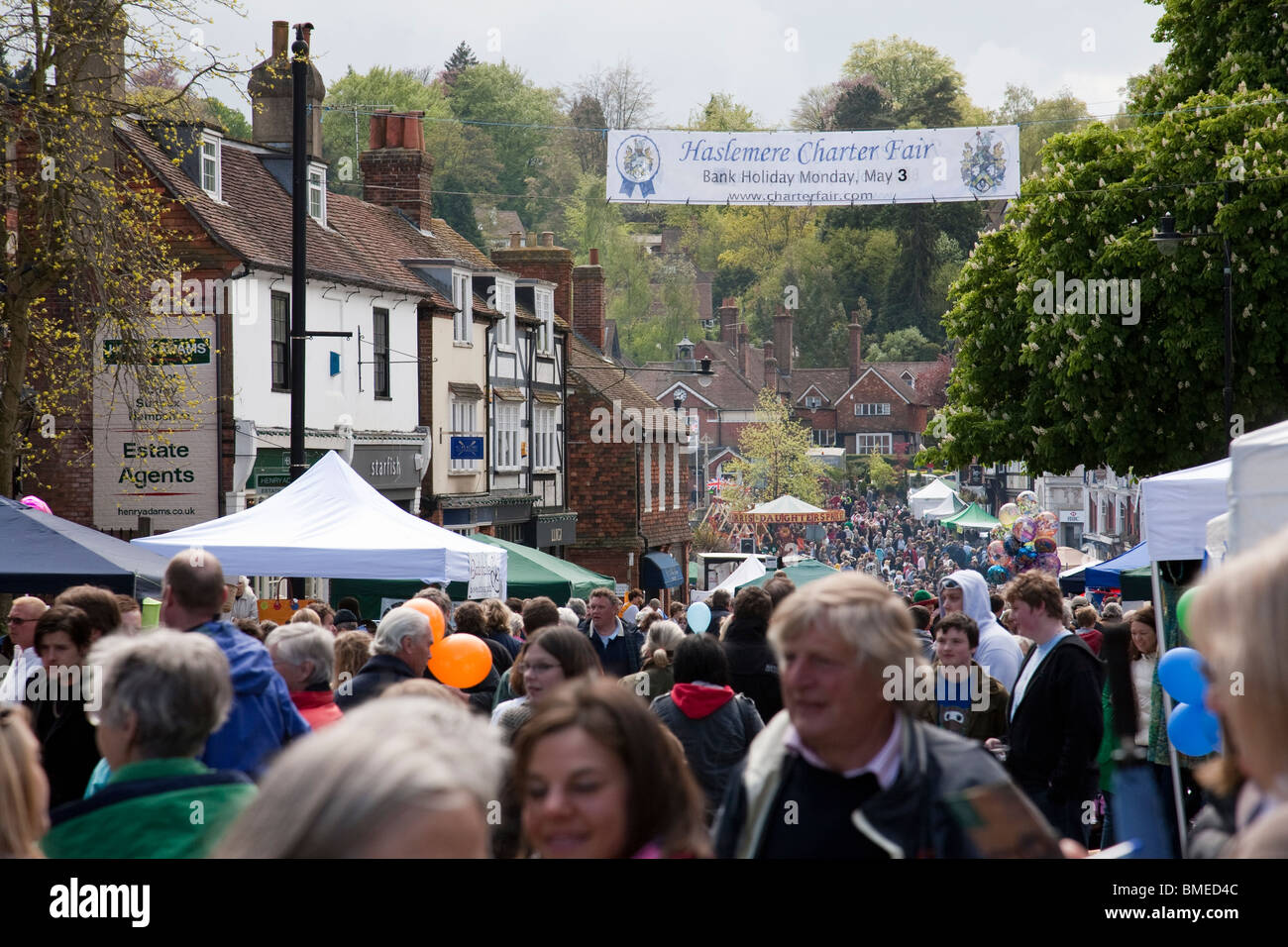 Der High Street in Haslemere ist voll mit Ständen und Menschen während der Biennale Messe Charta, Surrey, England. Stockfoto