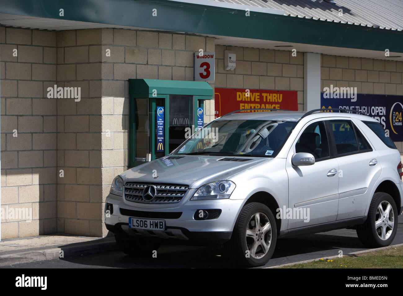 Mercedes Suv am Fenster einer Mcdonalds-Fahrt durch Fast-Food Restaurant Merseyside England uk Stockfoto