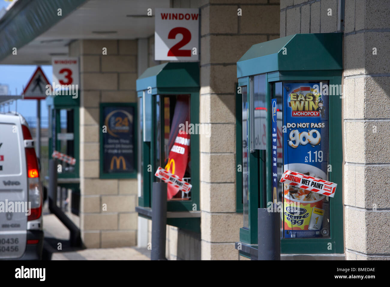 tätig in Windows bei Mcdonalds Drive durch Fast-Food Restaurant Merseyside England uk Stockfoto