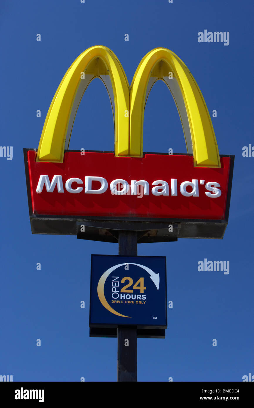 goldenen Bögen Schild am Mcdonalds Fahrt durch Fast-Food Restaurant Merseyside England uk Stockfoto