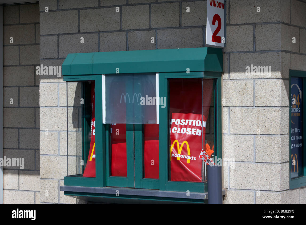 Fenster 2 Schloss bei Mcdonalds Fahrt durch Fast-Food Restaurant Merseyside England uk Stockfoto
