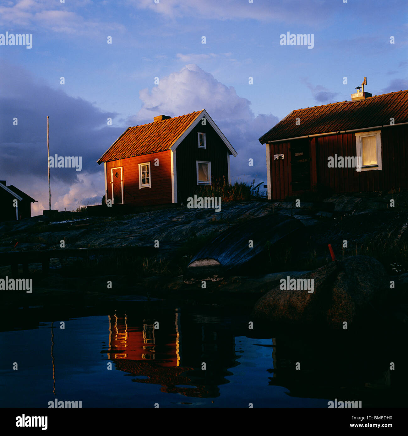 Haus illuminiert in der Abenddämmerung Stockfoto