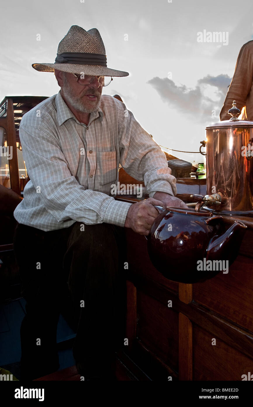 Kleeblatt - Windermere Dampf Boot Roger Mallison mit Windermere Wasserkocher Stockfoto