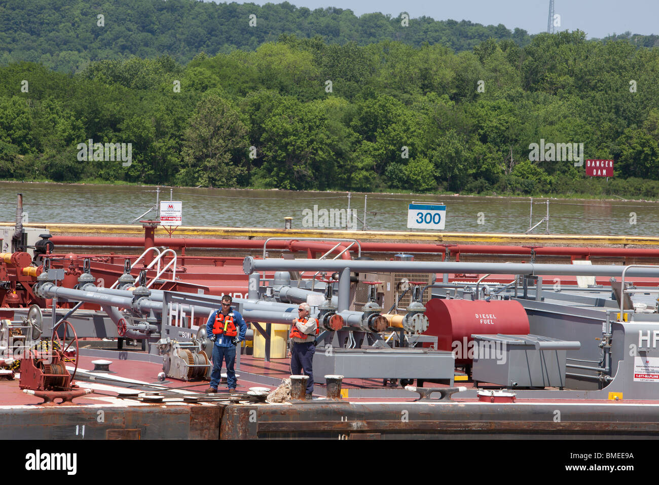 Marathon Oil Company Lastkähne eingeben Sperre am Ohio River Stockfoto