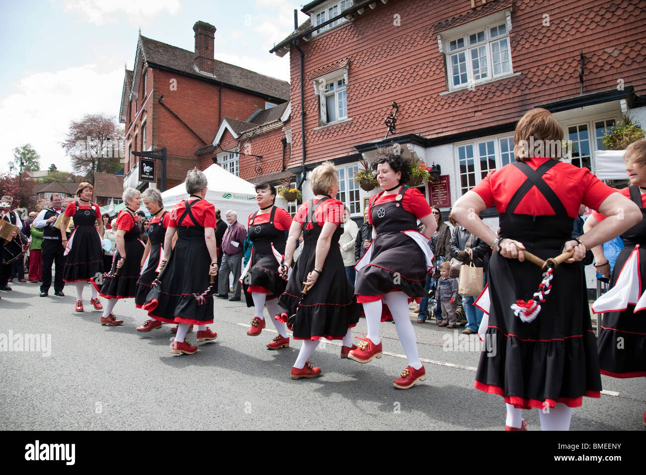 Eine Truppe von Lady Morris Tänzer führen Sie auf der Biennale Messe Charta in Haslemere, Surrey, England. Stockfoto