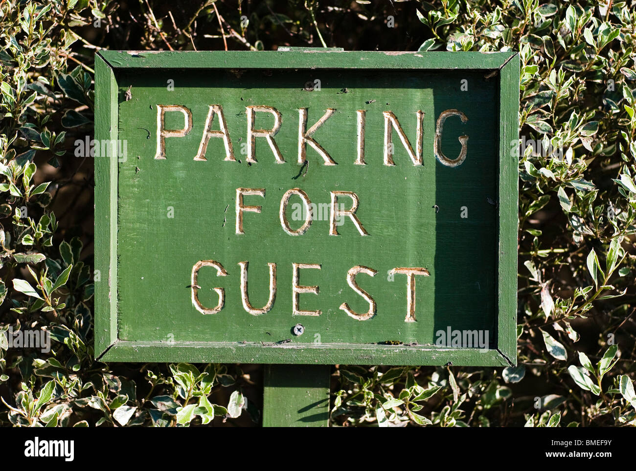 Zeichen, die Reservierung der Parkplätze für Besucher zu einem englischen B & B in Lacock Dorf Stockfoto