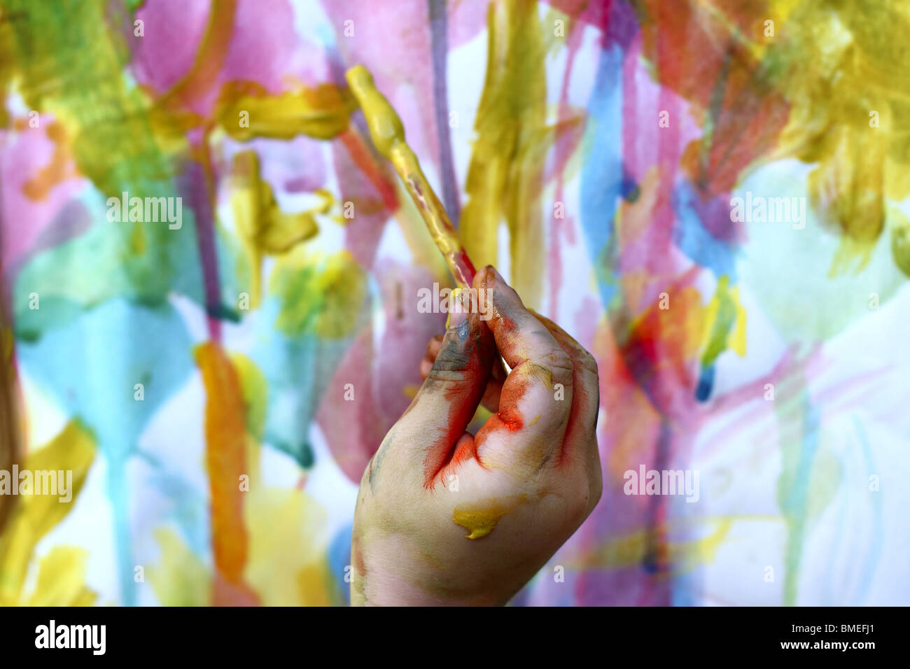 Kinder kleine Künstler malen Hand putzen bunte Aquarell Kunst Stockfoto