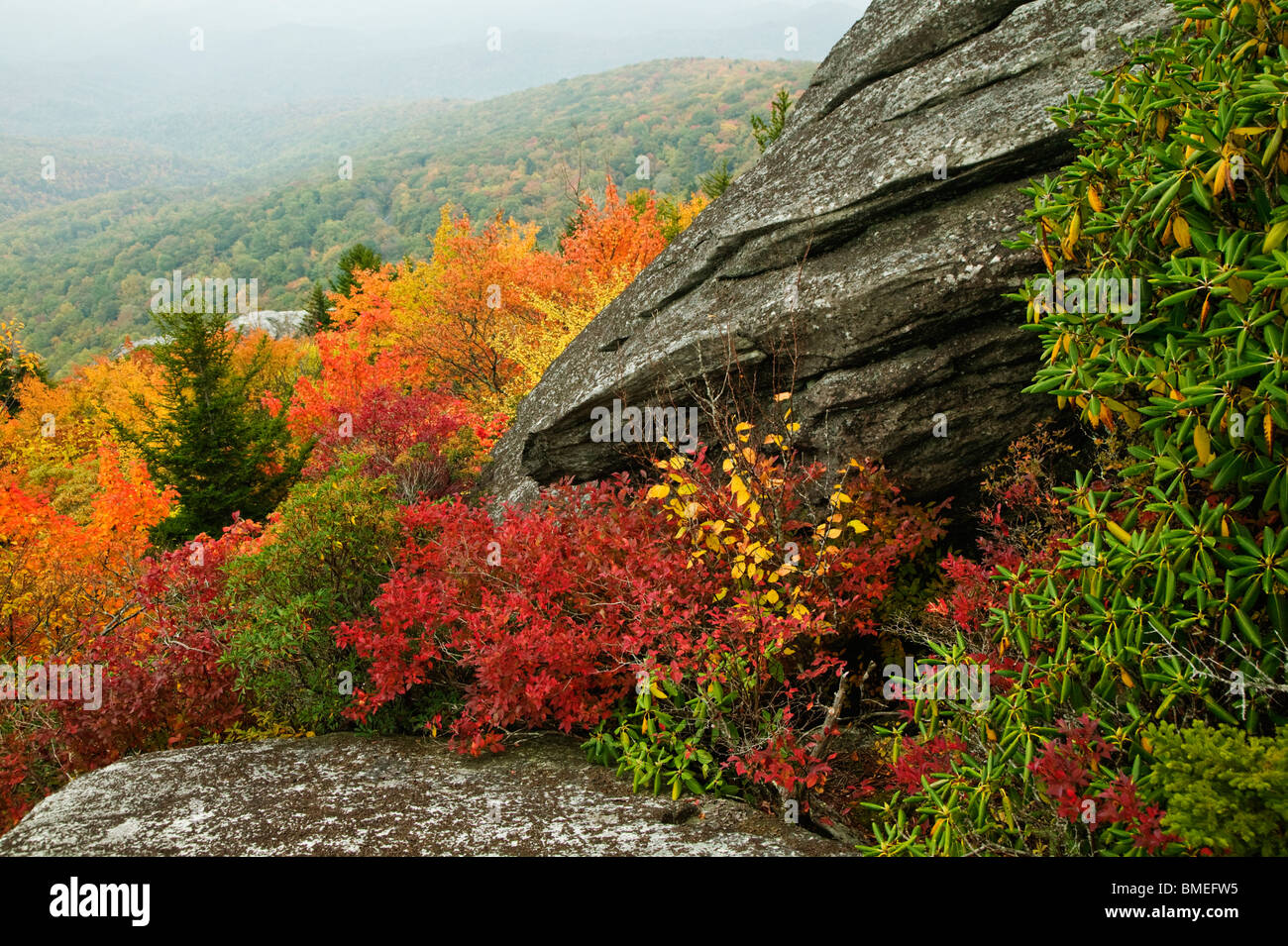 Nordamerika, USA, North Carolina, Blick auf die Felsformation im Herbst, erhöht, Ansicht Stockfoto