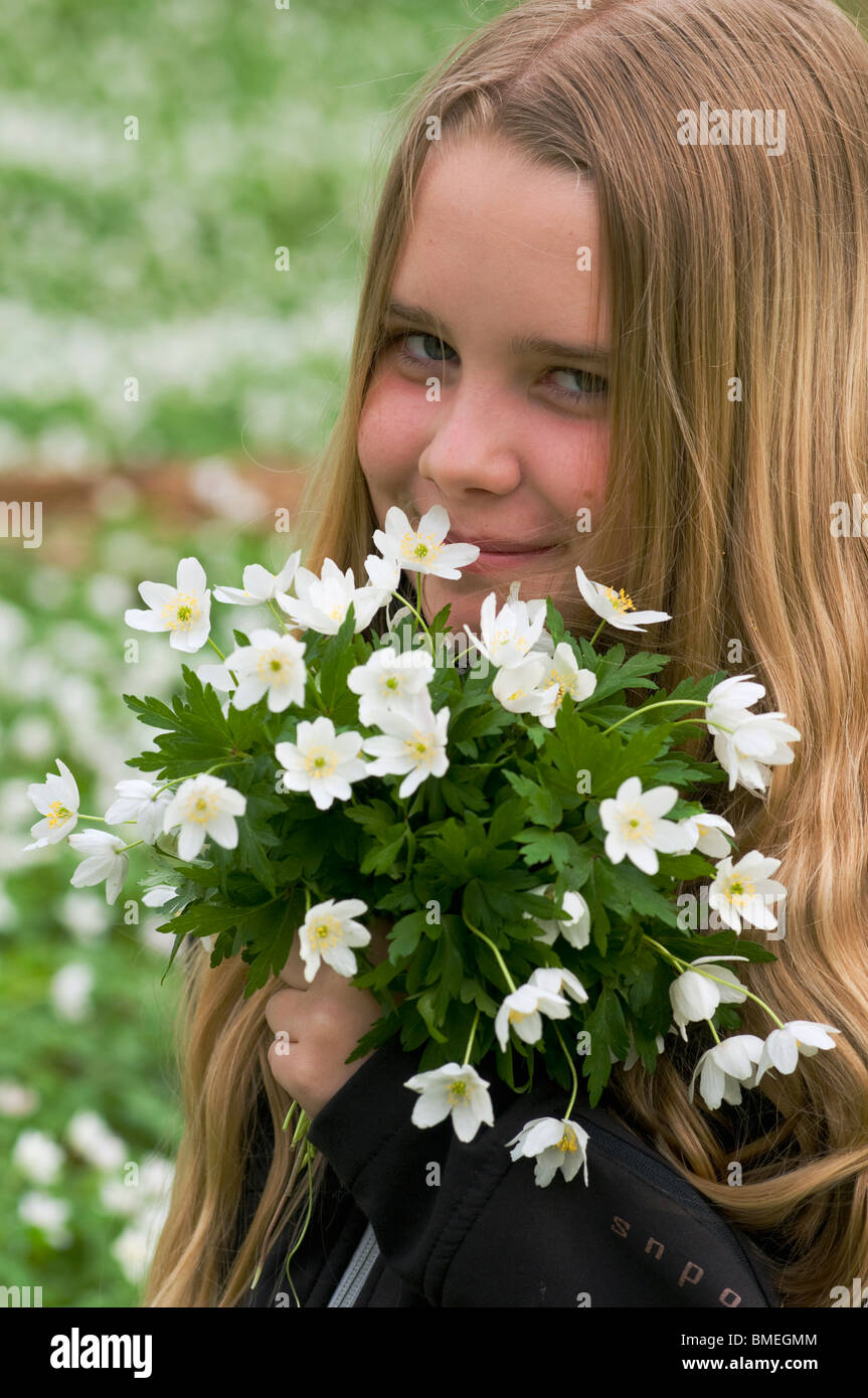Skandinavien, Schweden, Smaland, Mädchen Holding Haufen weiße Anemonen, Porträt, Nahaufnahme Stockfoto