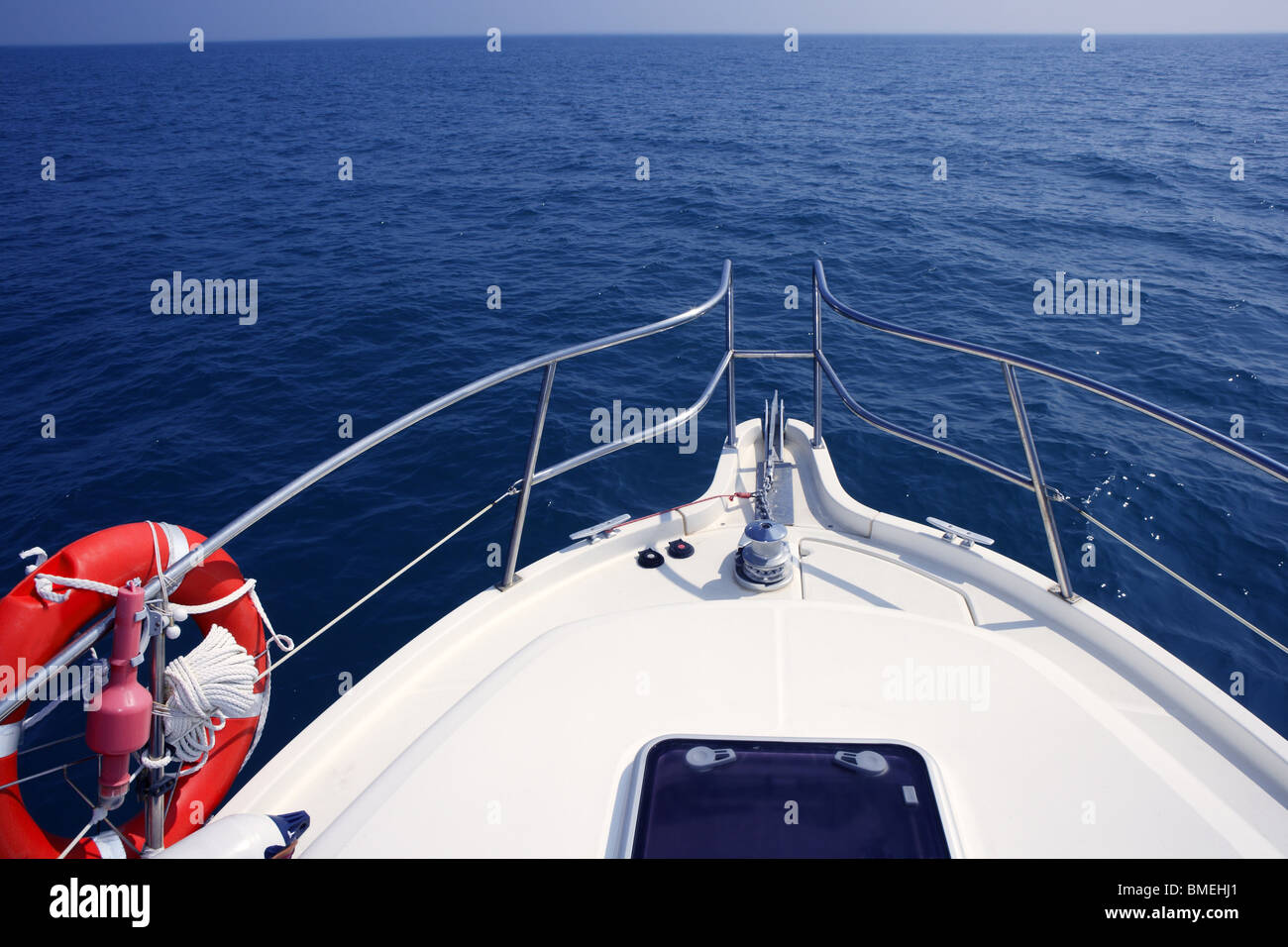 blaues Meer Meerblick vom Motorboot Yacht Bug im Mittelmeer Stockfoto