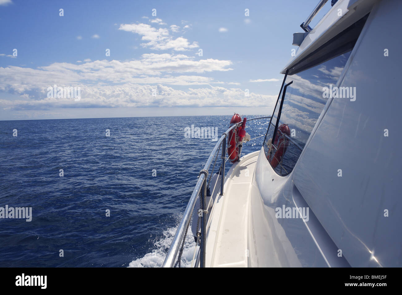 Motorboot Seitenansicht mit Ozean Meer Reflexion auf Fensterglas Stockfoto