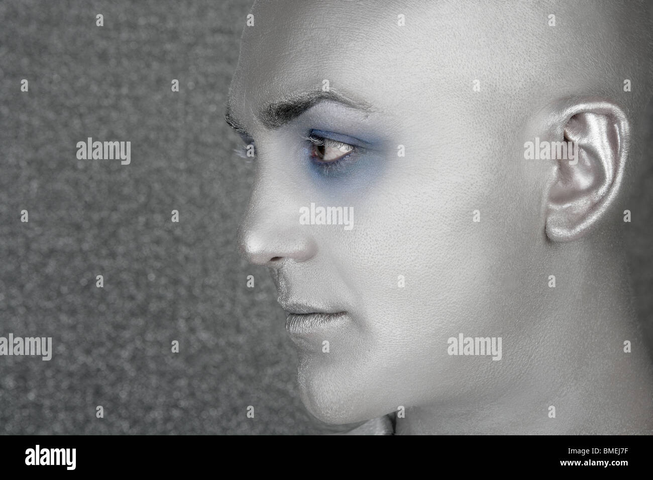 Silber alien Mann Profil Porträt Außerirdischen männliche Metapher Stockfoto